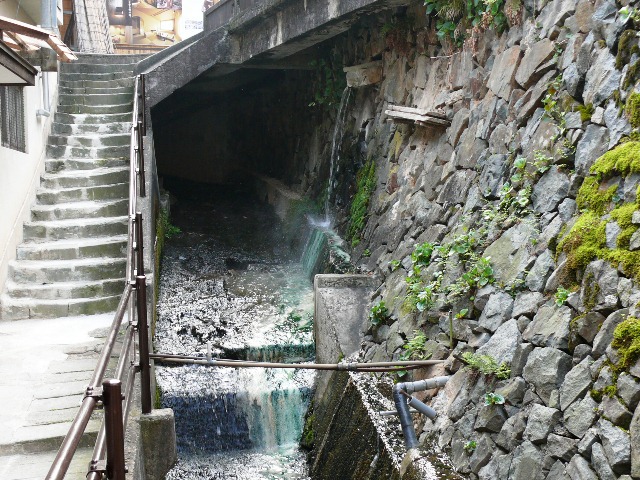 湯の流れる川