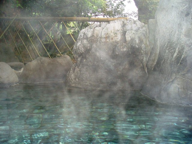 露天風呂の巨岩