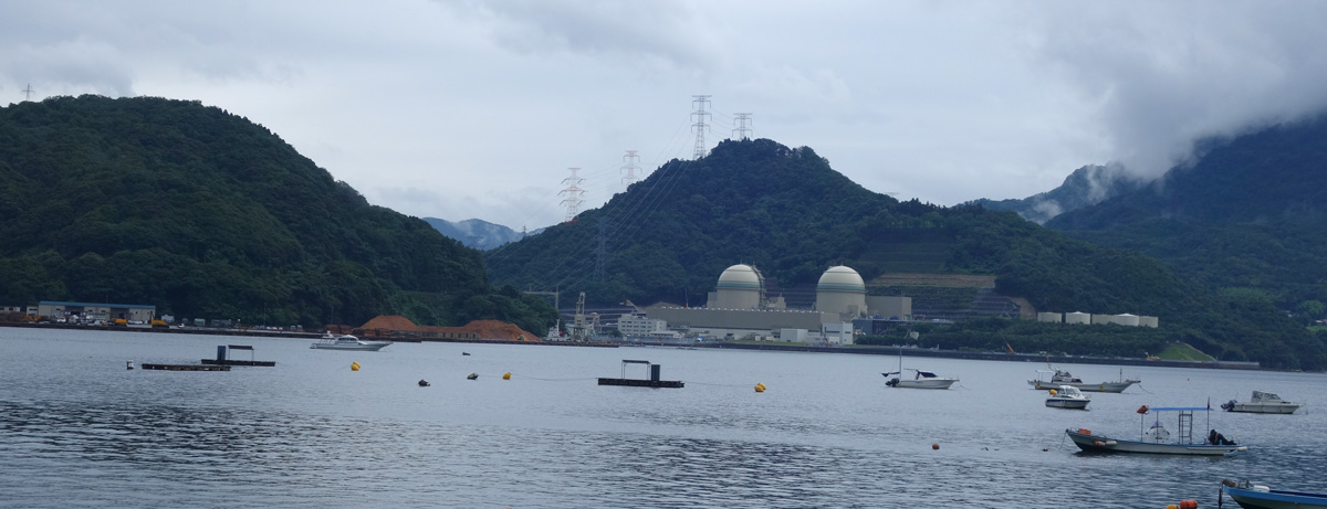 高浜原発が見える港