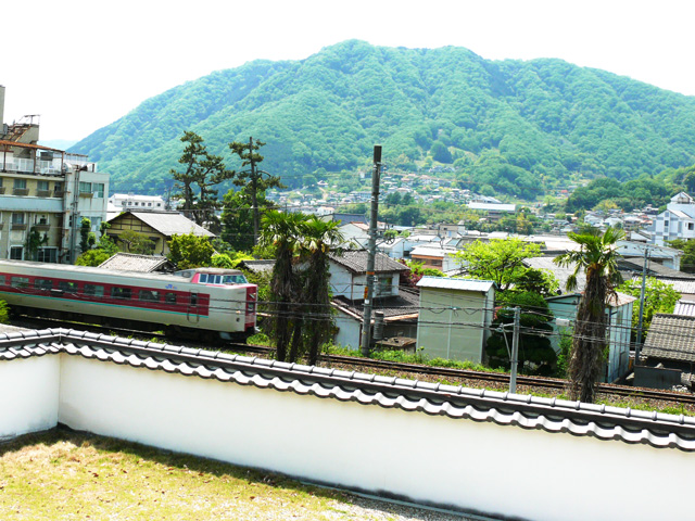 頼久寺脇のJR伯備線