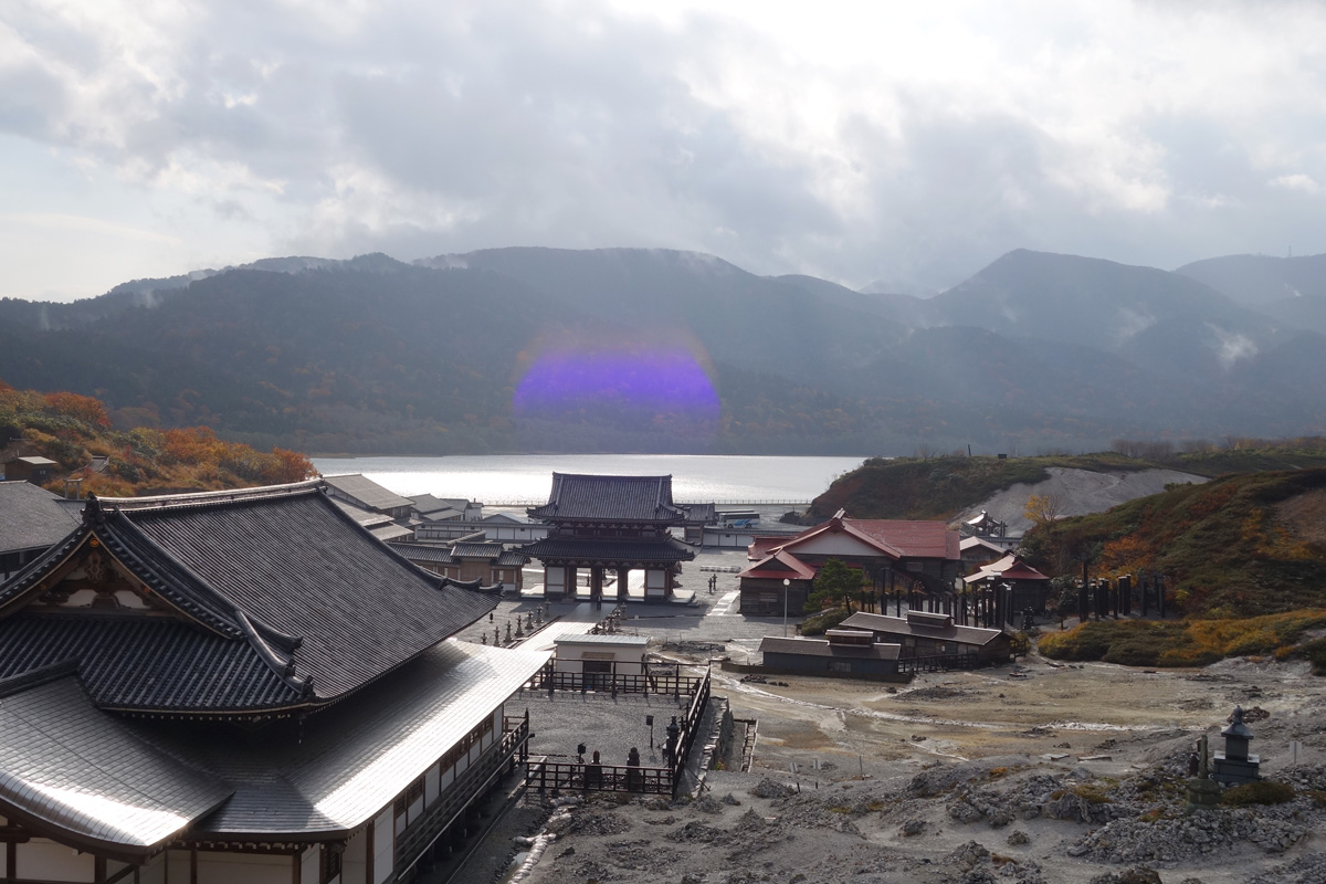 恐山地蔵山から見た山門