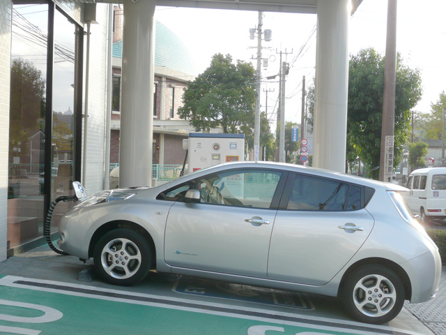 リーフ充電中