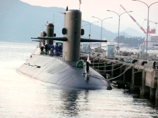 国旗掲揚する潜水艦