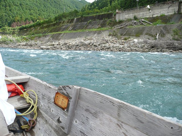 波立つ川面