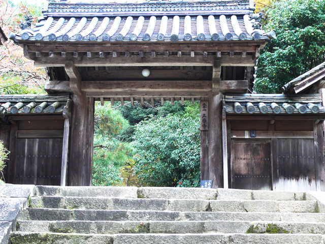 福寿院前の門