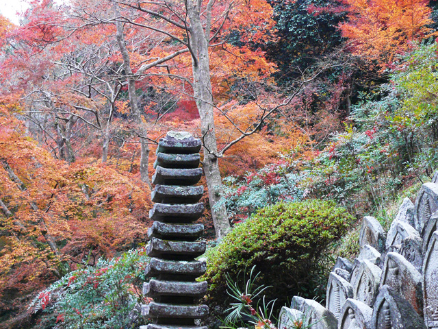 石塔と紅葉